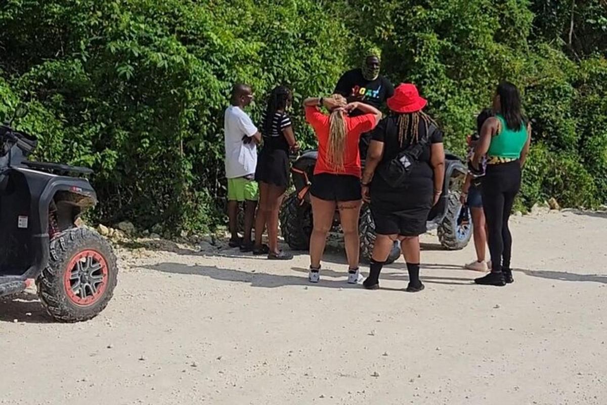 un grupo de personas de pie al costado de una carretera
