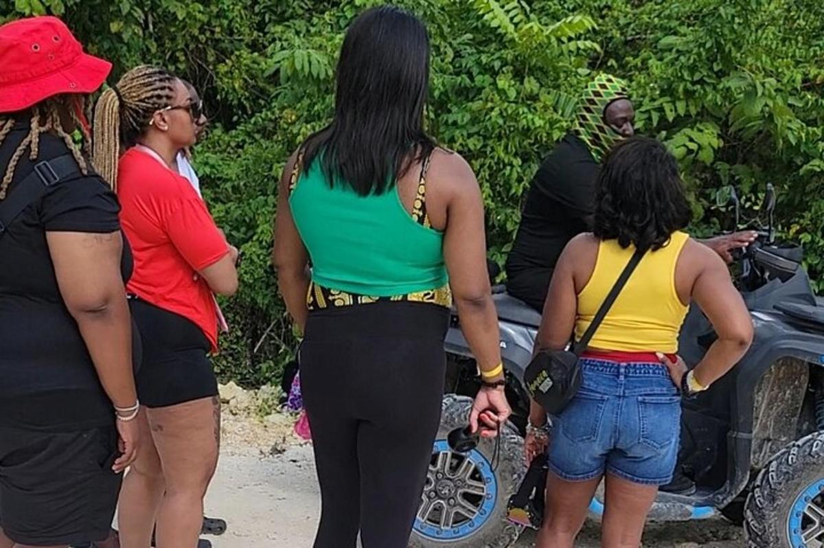 Un grupo de mujeres de pie junto a un coche.