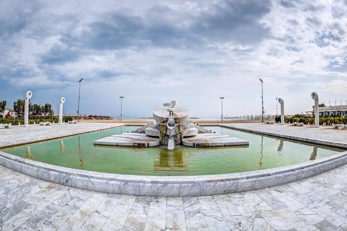 ένα σιντριβάνι με πράσινο νερό σε μια πλατεία