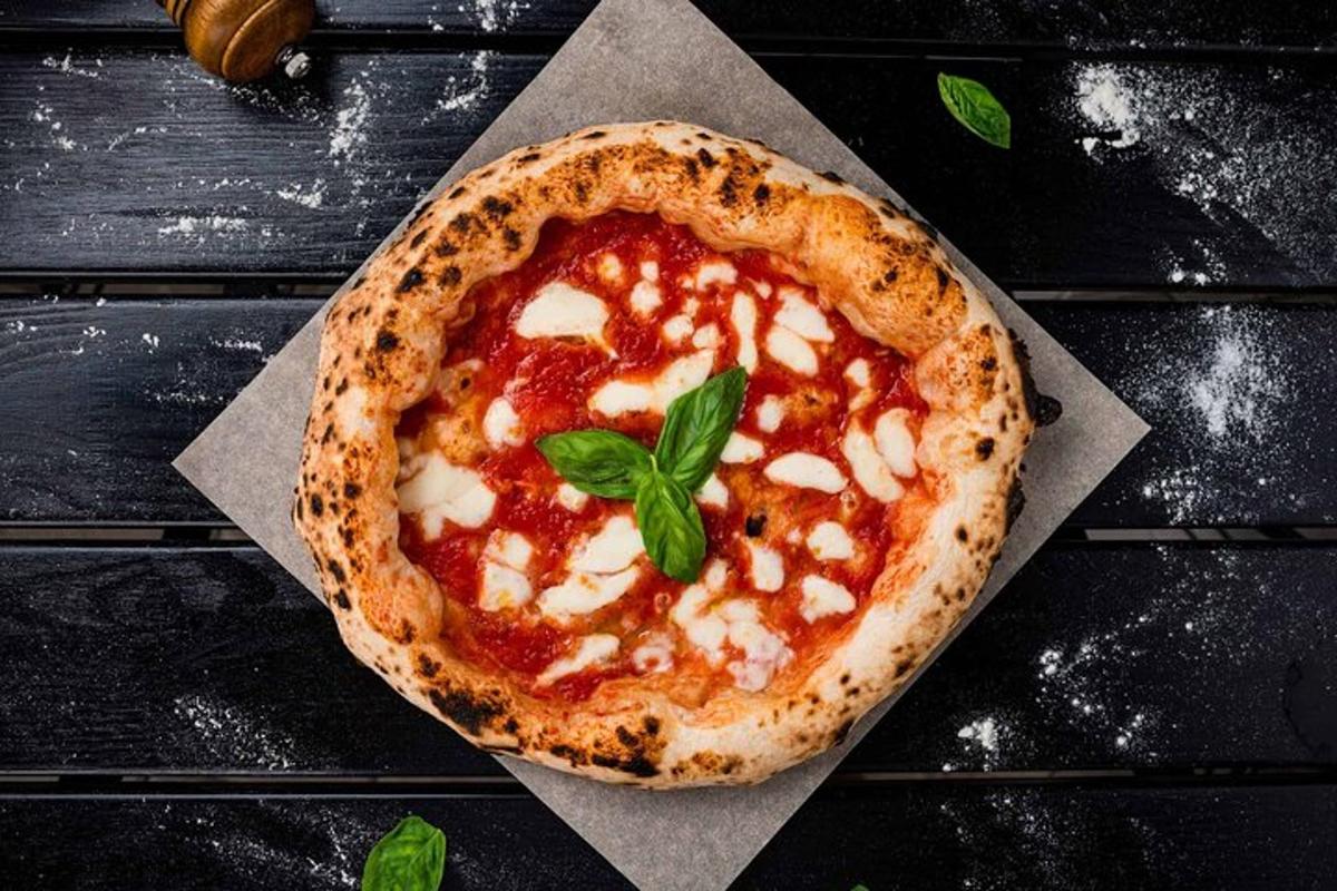 en liten pizza som står på toppen av et bord