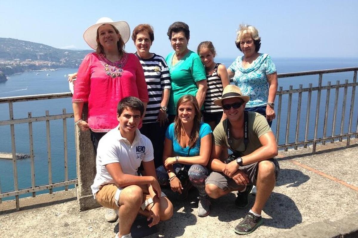 grupp inimesi poseerib sillal pildi jaoks