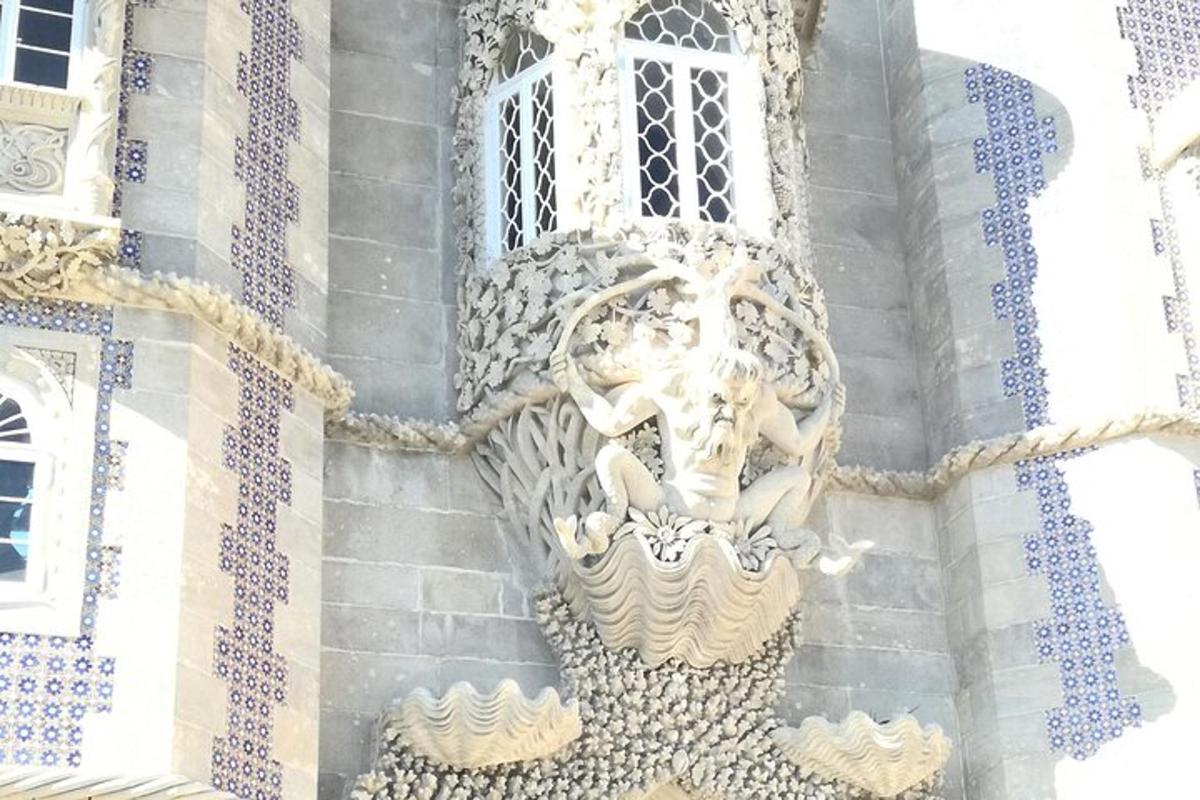una estàtua al costat d'un edifici