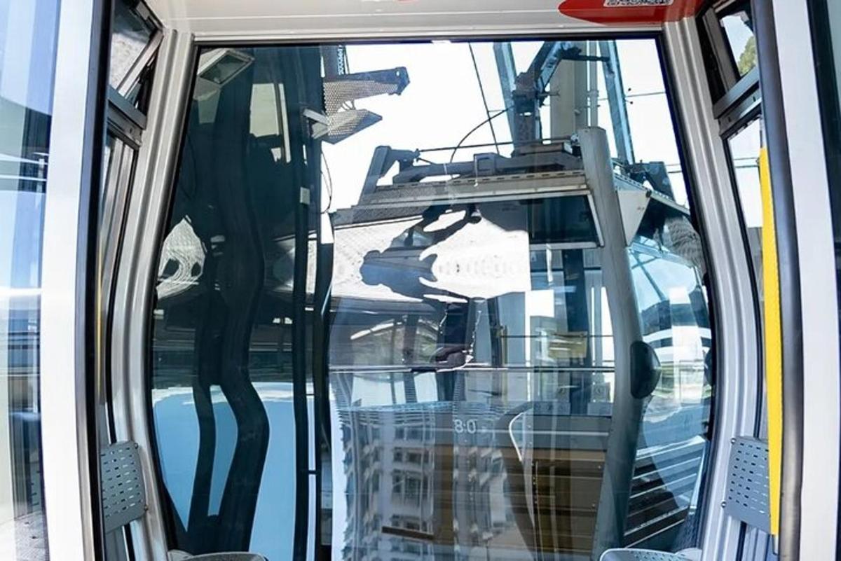pogled skozi sprednje okno avtobusa