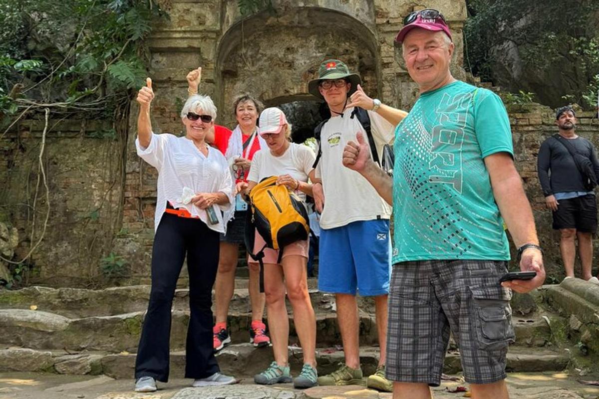 skupina ljudi, ki pozirajo za sliko v templju