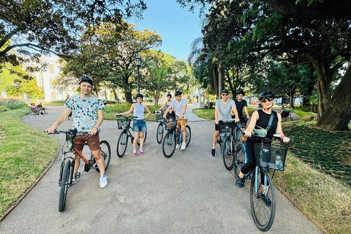 một nhóm người đang đạp xe xuống một con đường