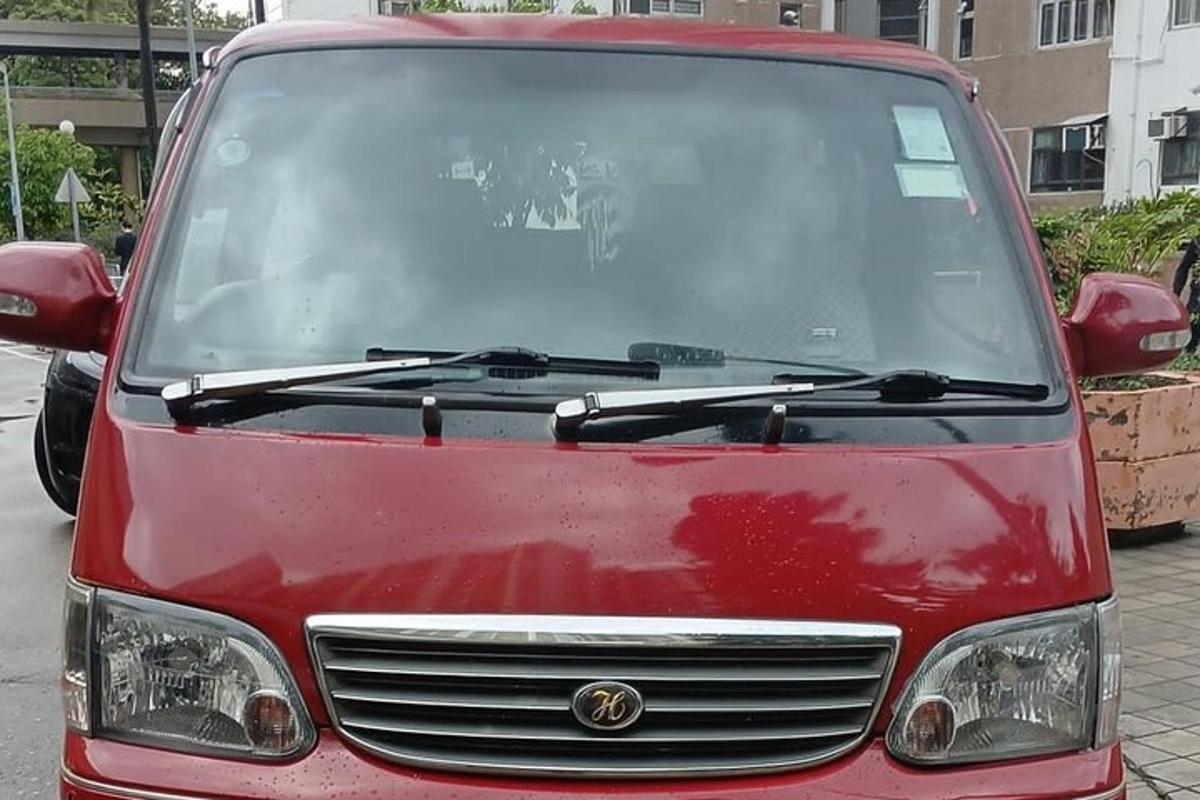 sebuah van merah diletakkan di tempat letak kereta