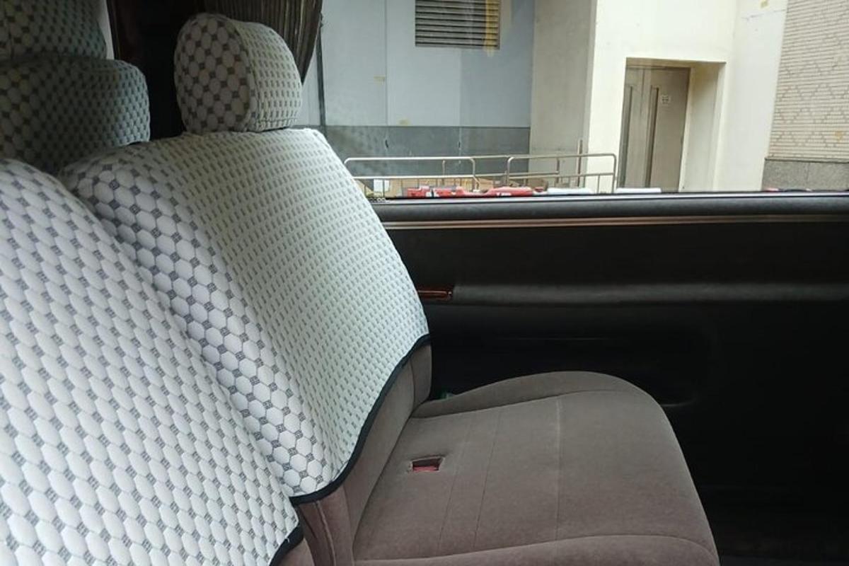 dva sedeža na zadnjem delu avtomobila