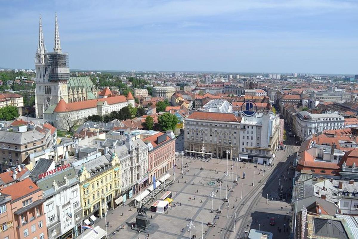 Letecký pohled na město s budovami