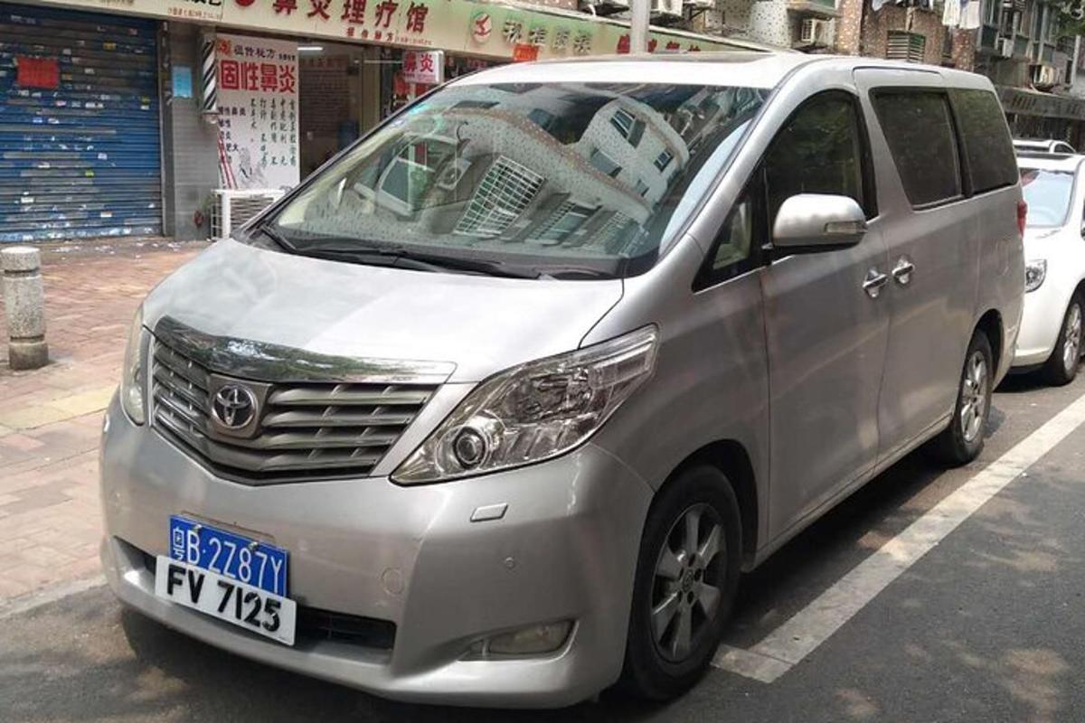 uma van prateada estacionada na beira de uma rua