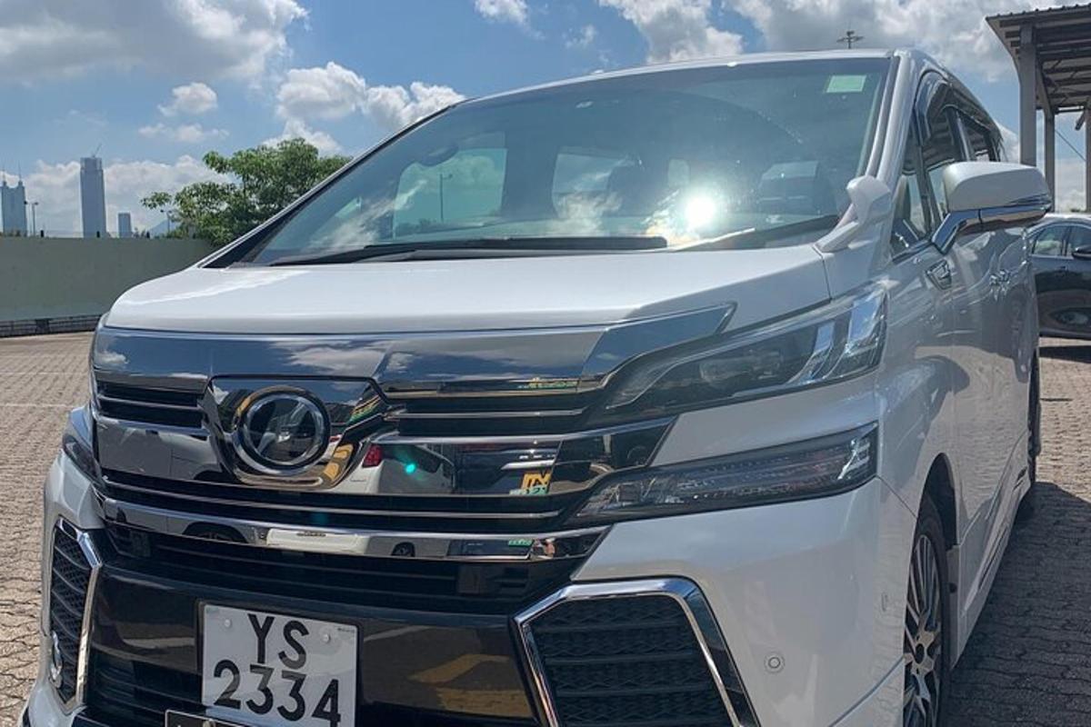 um carro branco estacionado em um estacionamento