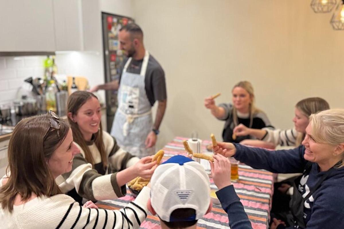 un gruppo di donne sedute a un tavolo che mangiano cibo