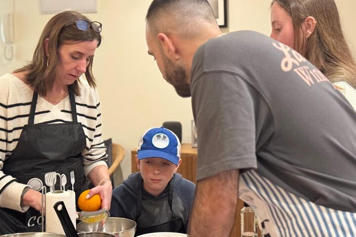 un uomo, una donna e un ragazzo che preparano il cibo