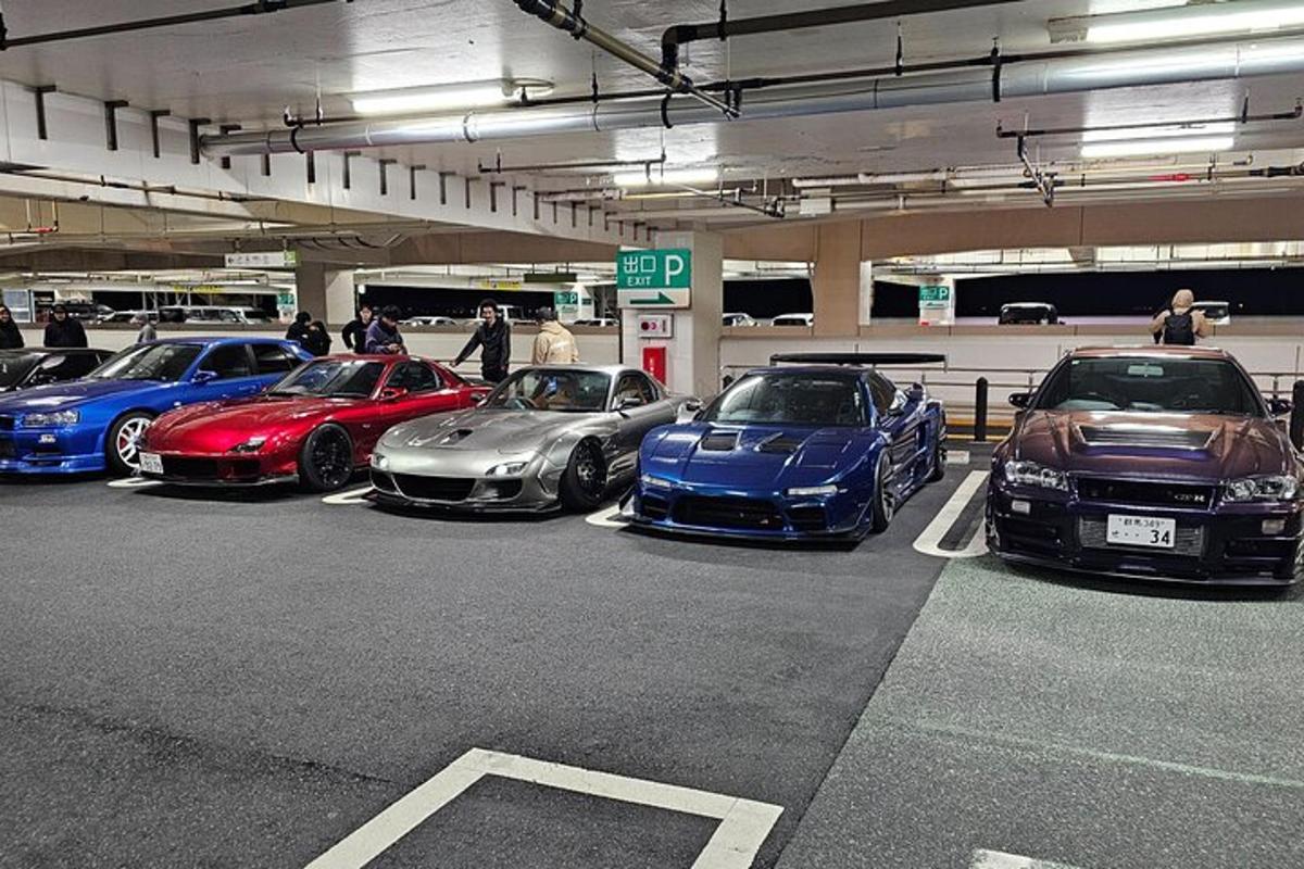 un gruppo di auto parcheggiate in un parcheggio