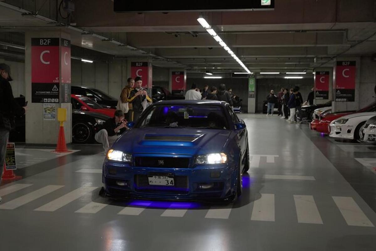 un'auto blu parcheggiata in un parcheggio multipiano