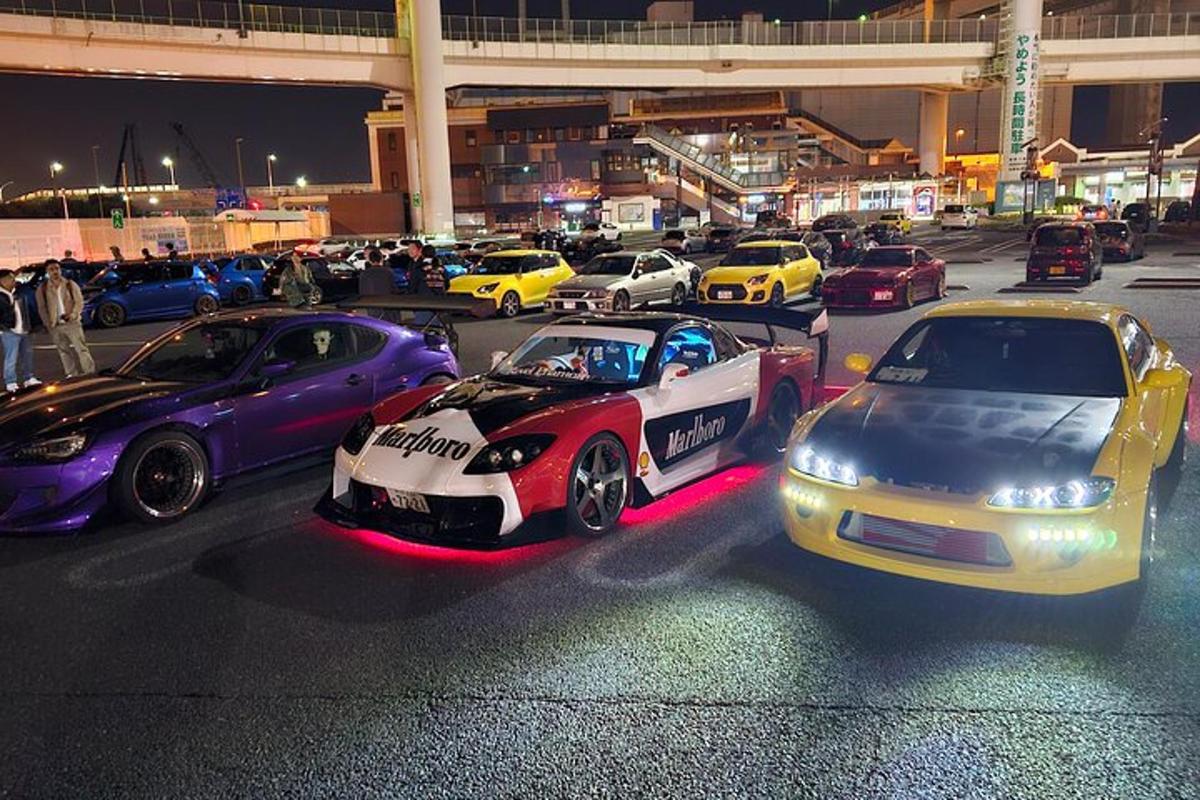 un gruppo di auto parcheggiate in un parcheggio