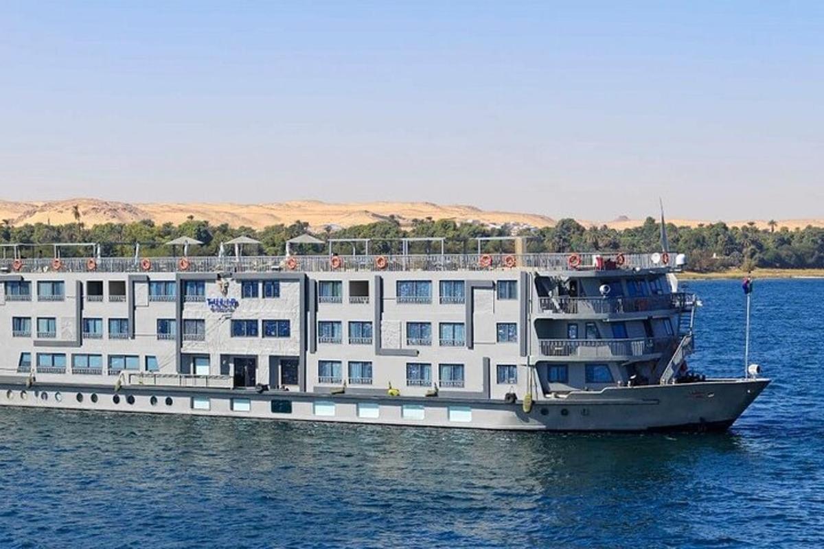 Un gran barco en el agua con un edificio.