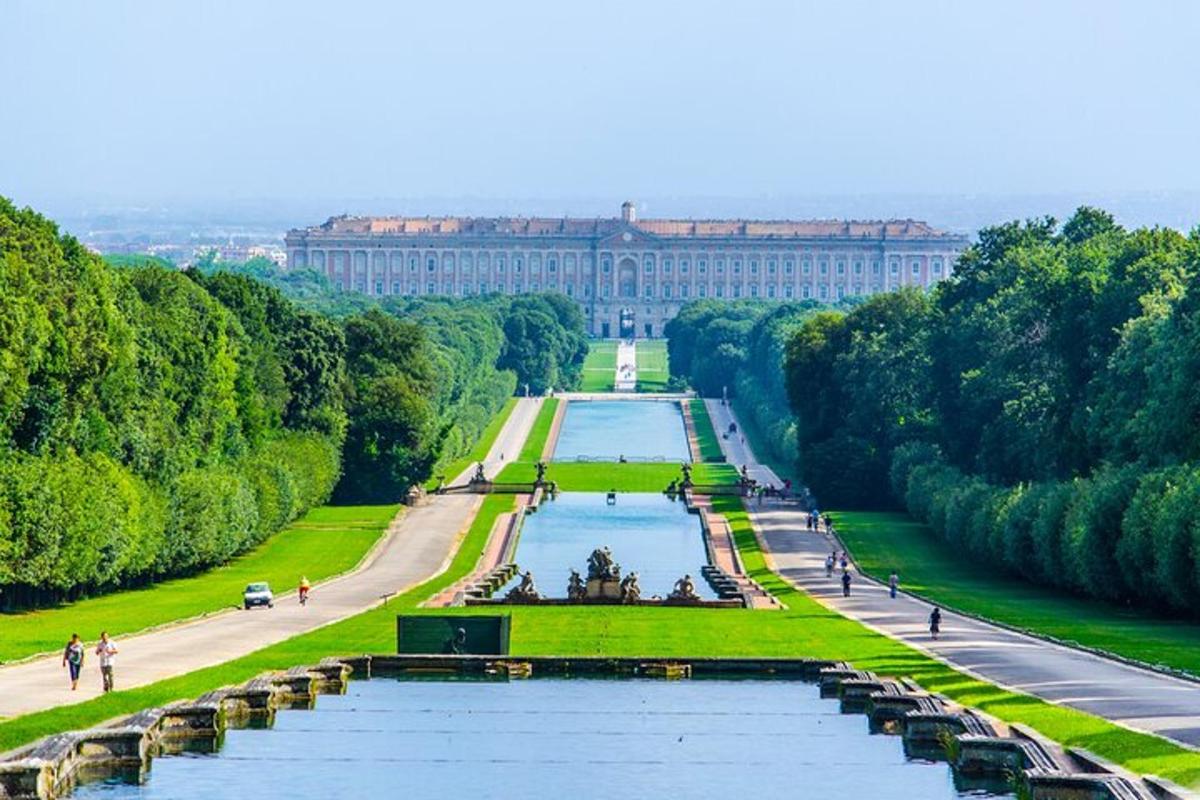 pohled na Versailleský palác ze zahrad
