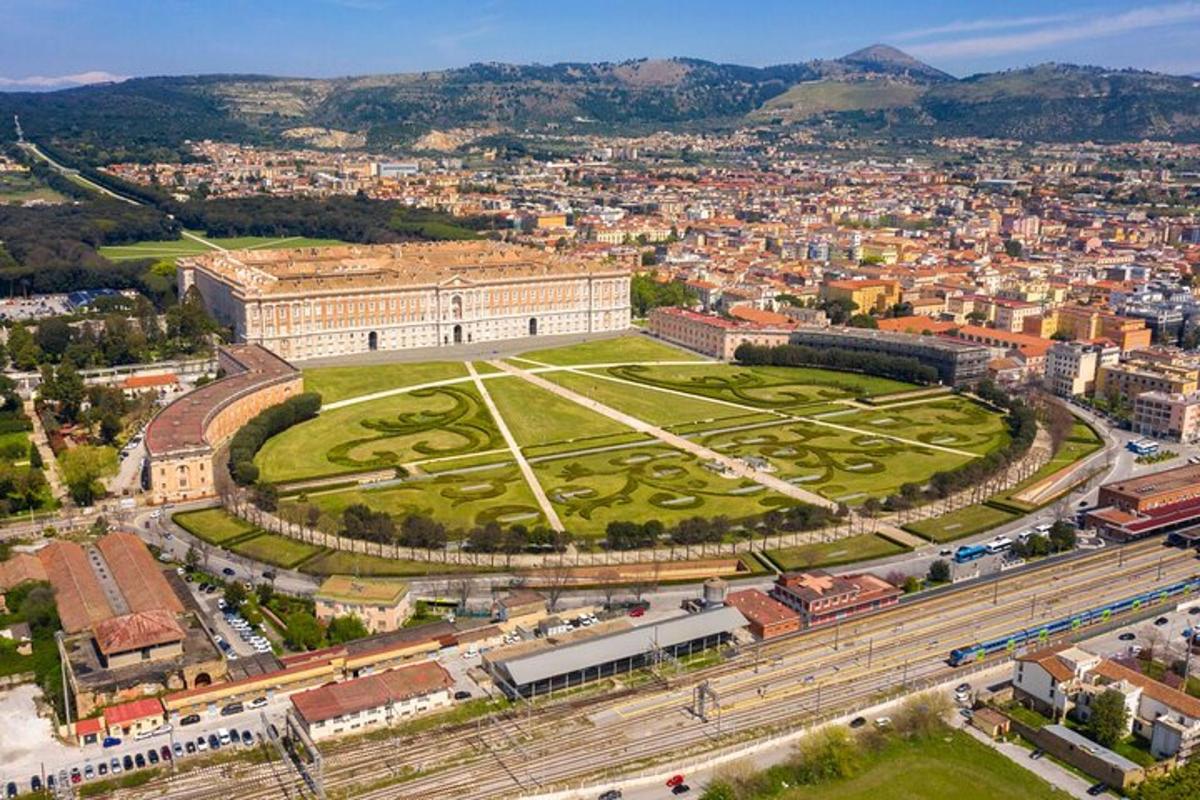 Una vista aérea de un edificio con un campo de fútbol.