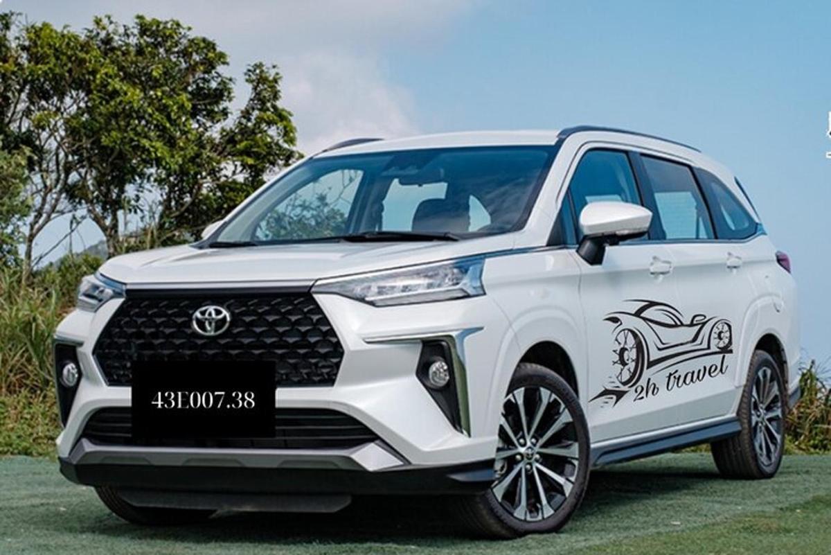 Hvítur Lexus jeppabíll lagður á túni