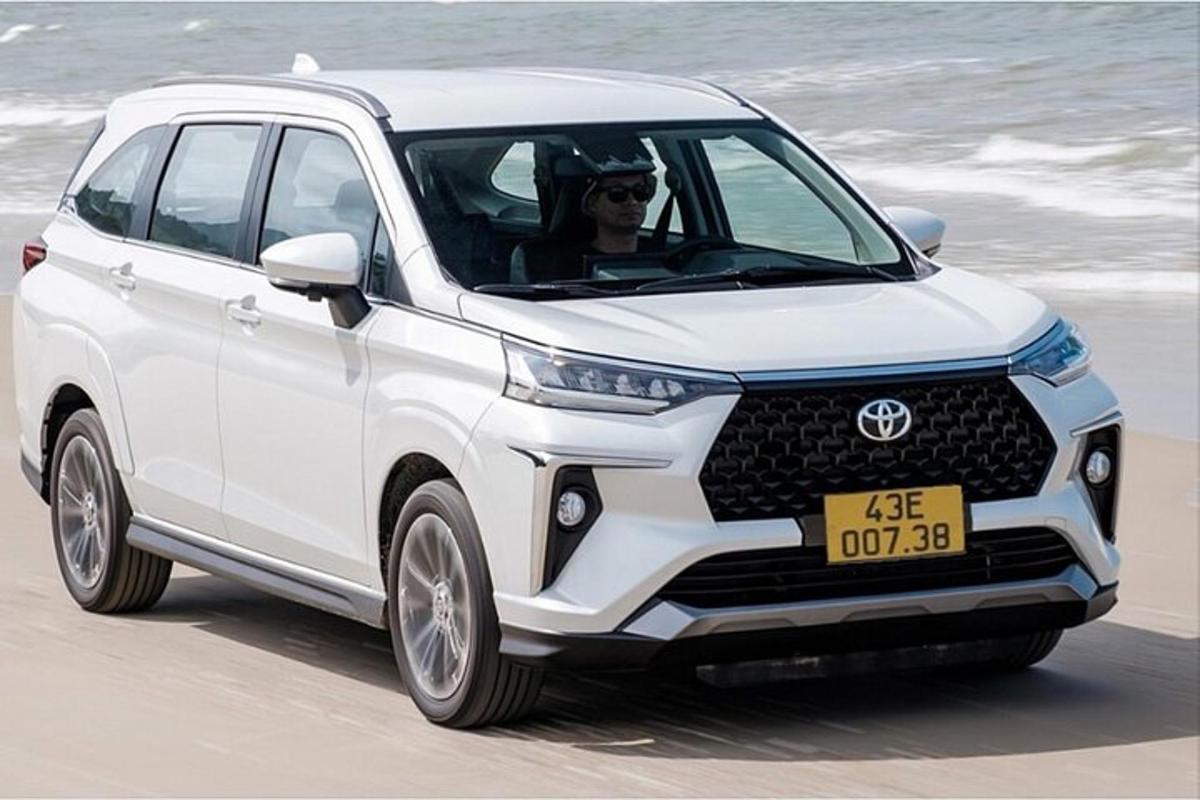 en hvit Toyota Fortuner som kjører på stranden