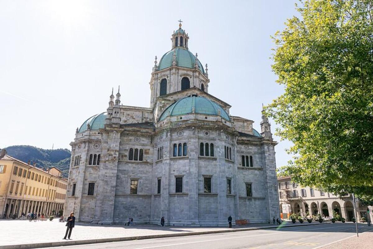 velká kamenná budova s kupolí na vrcholu