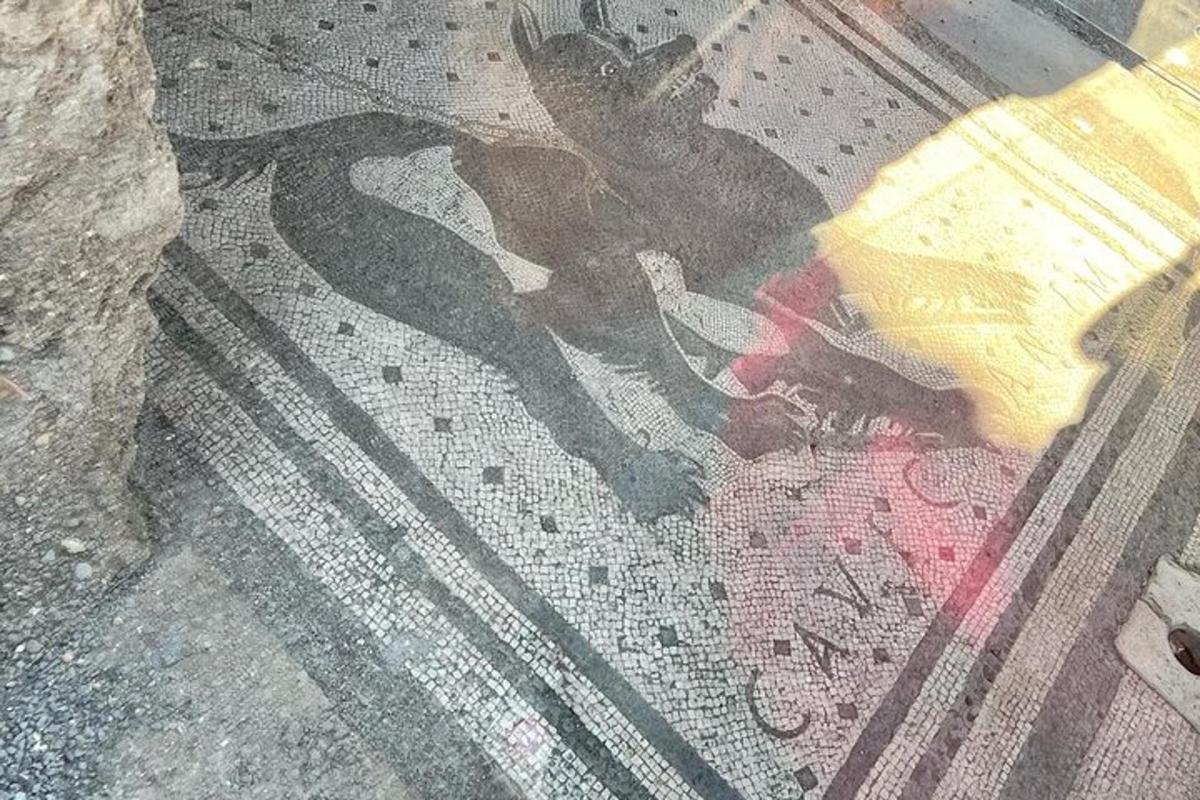 en person som ligger oppå en seng