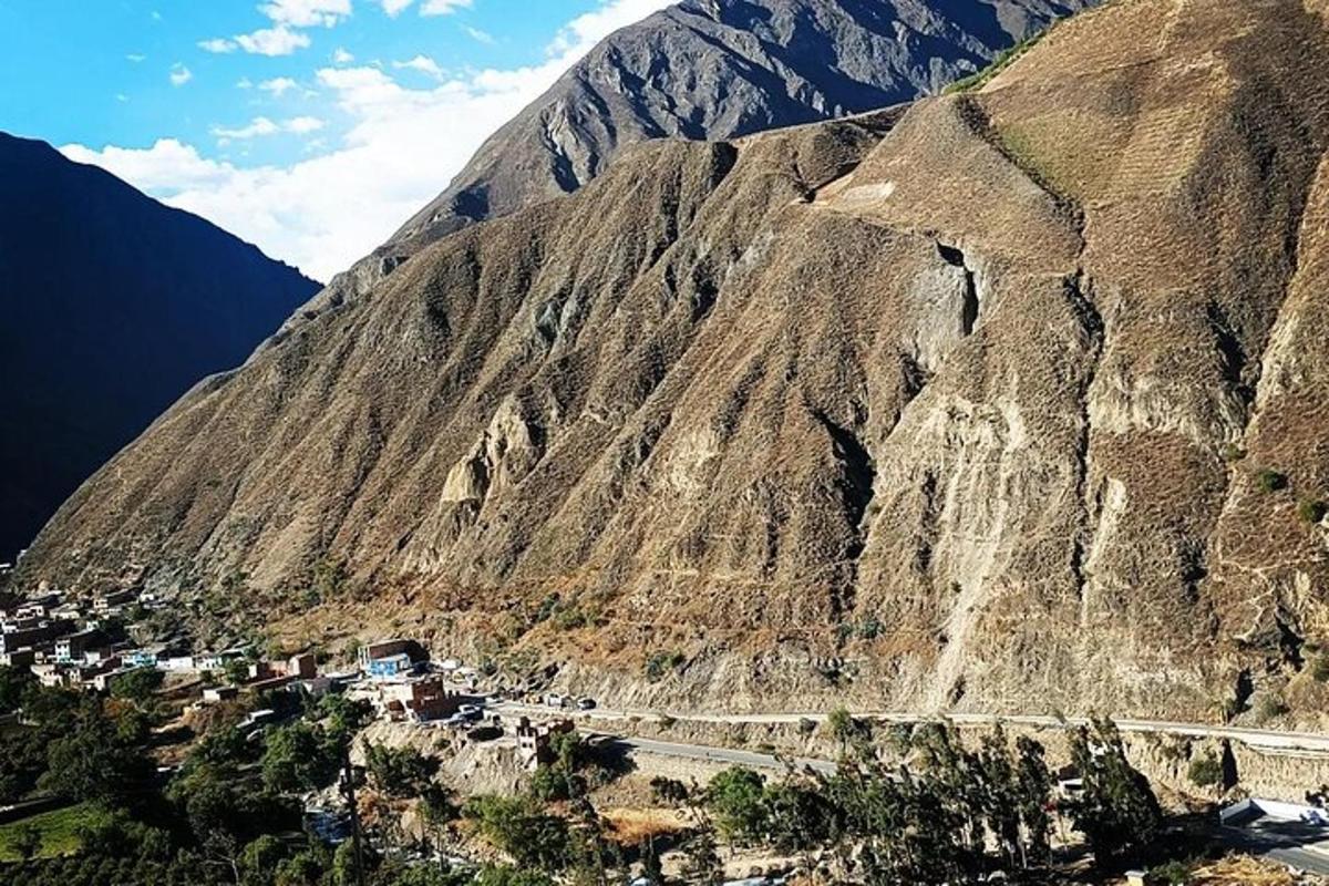 gunung dengan kampung dan jalan di atasnya