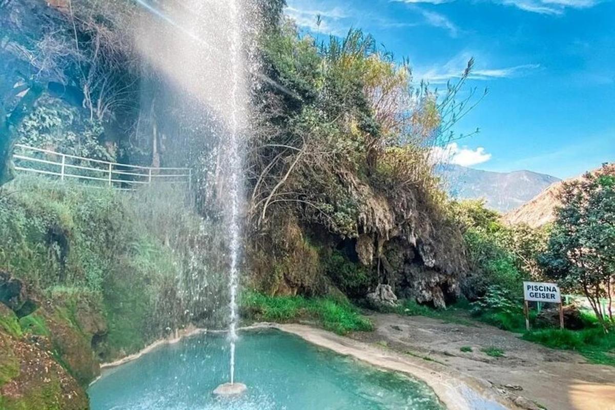 air terjun di tengah-tengah kolam air