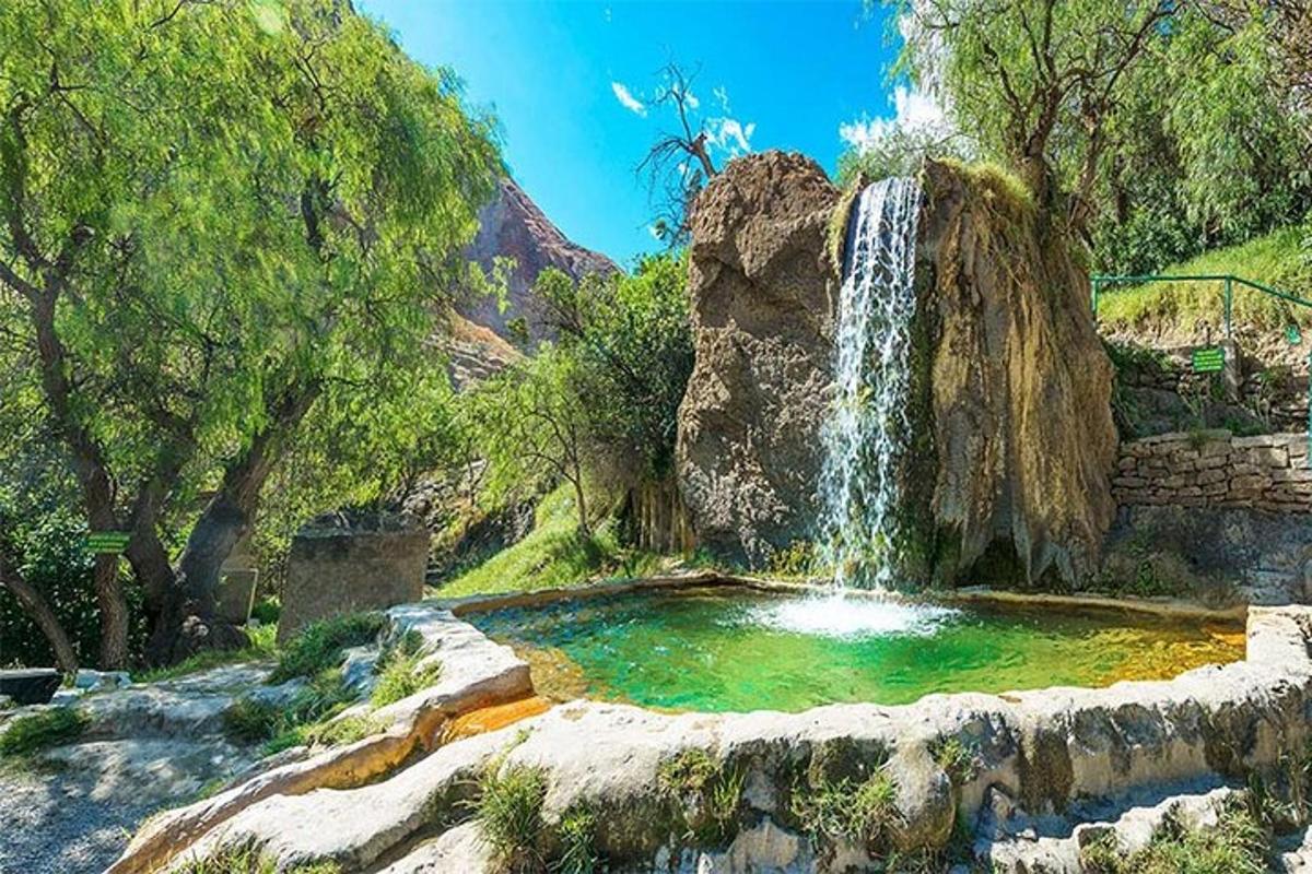 air terjun di taman dengan kolam air