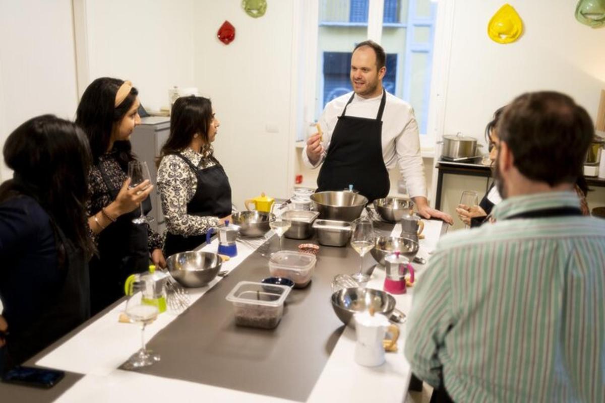 un gruppo di persone in cucina che preparano il cibo
