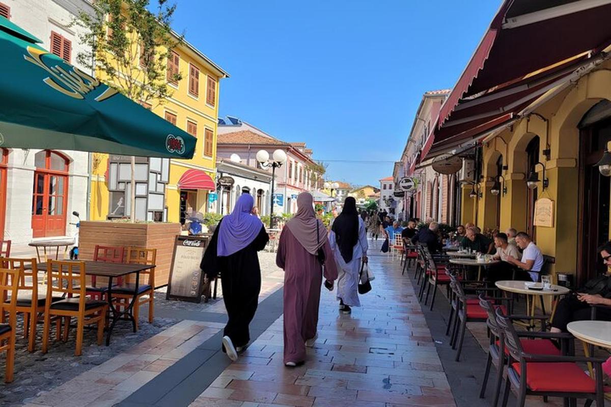 sekelompok wanita berjalan di jalan
