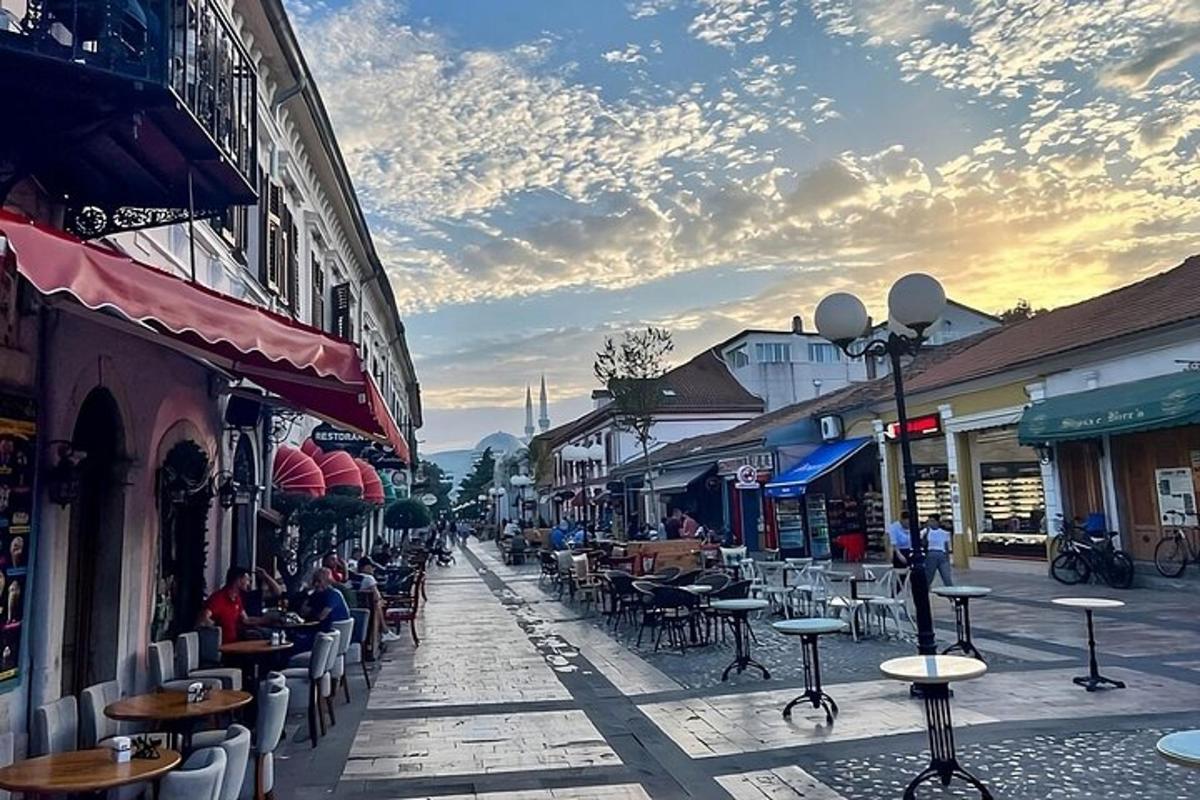 městská ulice se stoly, židlemi a budovami