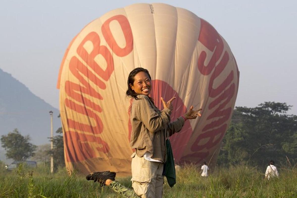 uma mulher em pé na frente de um balão de ar quente