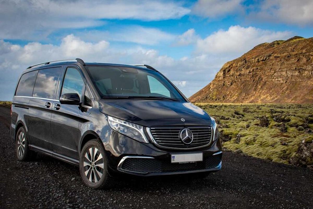 stříbrný minivan Mercedes Benz zaparkovaný na silnici