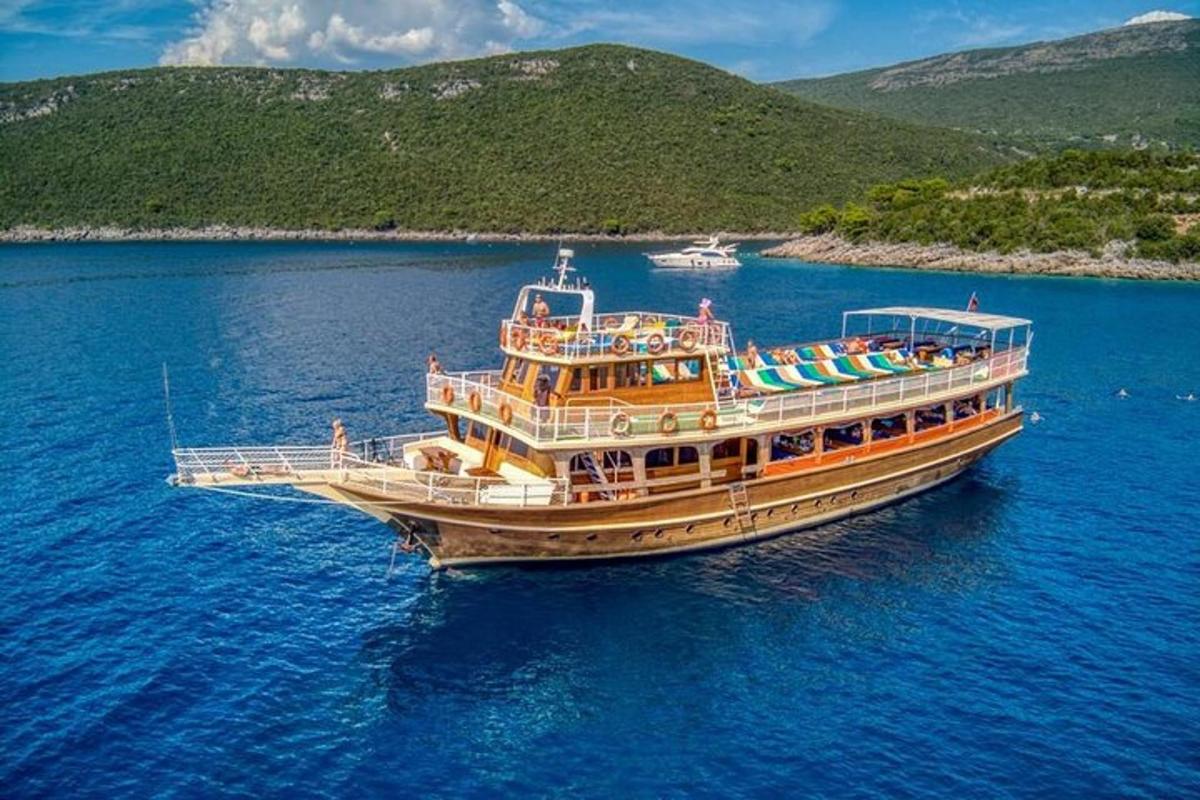 büyük bir su kütlesindeki büyük bir tekne