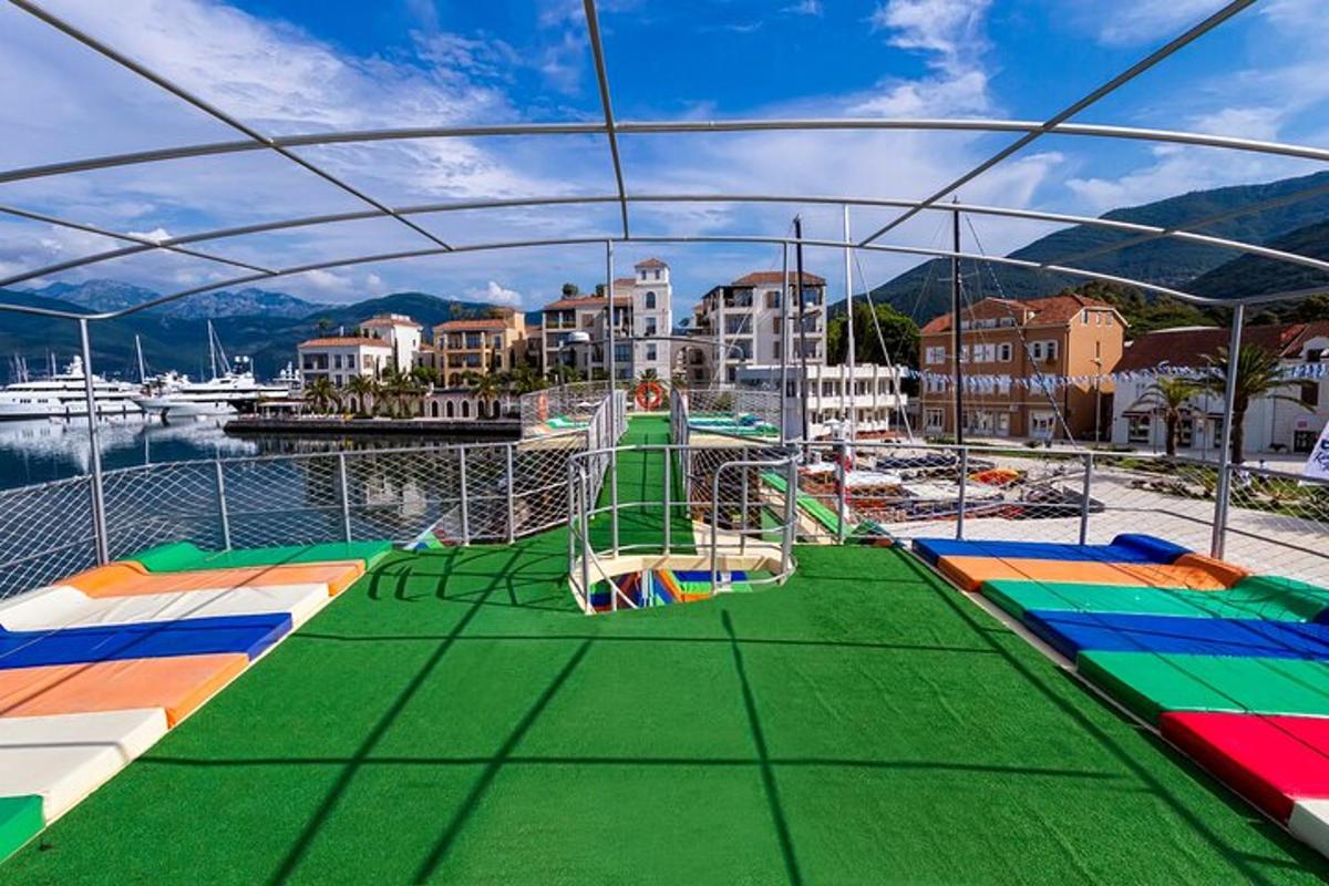 bir marinadaki teknede oyun alanı