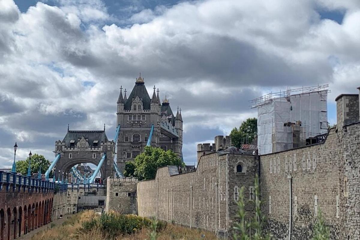 um antigo castelo com um edifício ao fundo