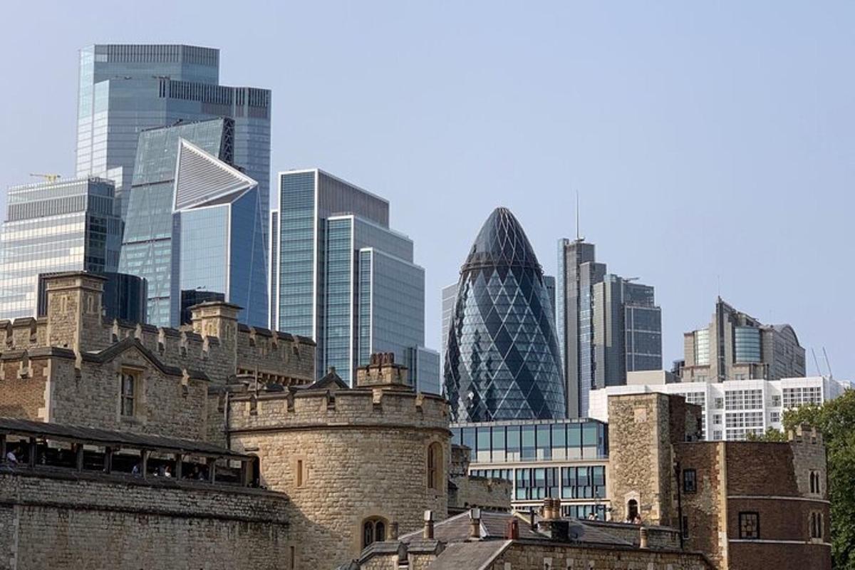 uma vista da cidade de Londres com edifícios