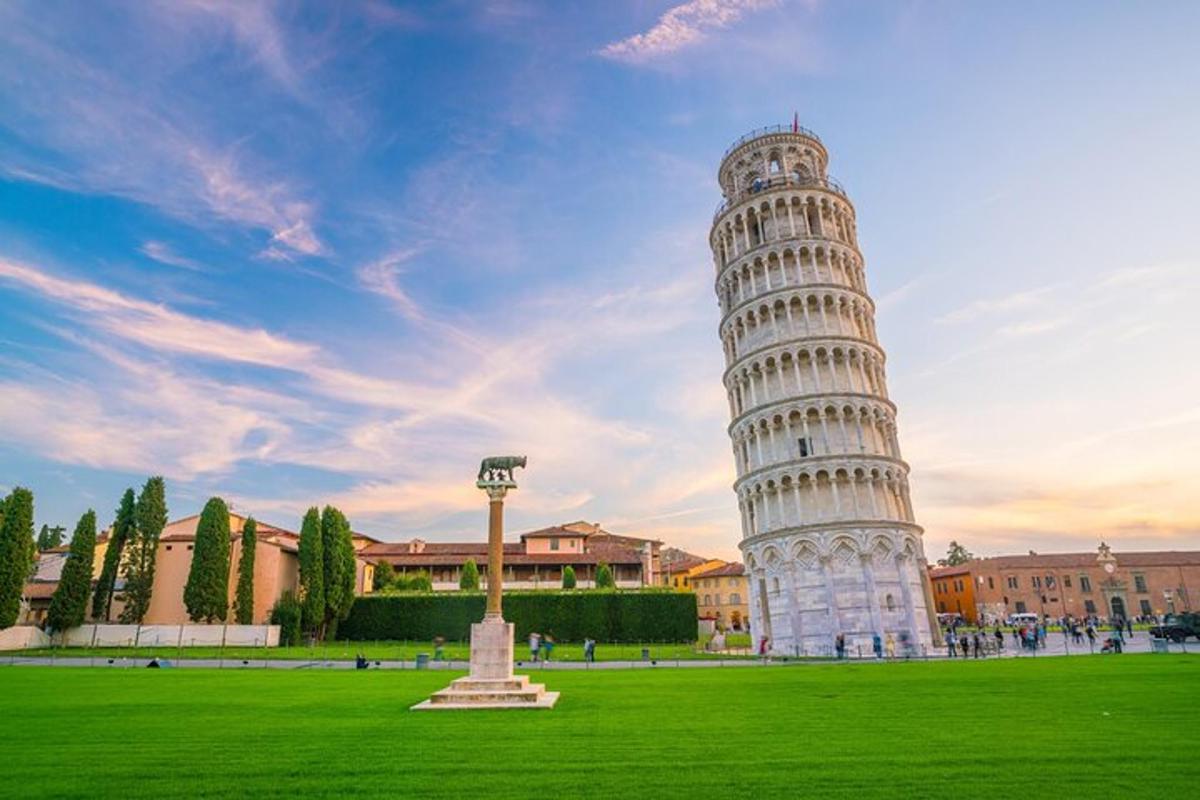 una imagen de la torre inclinada de Pisa