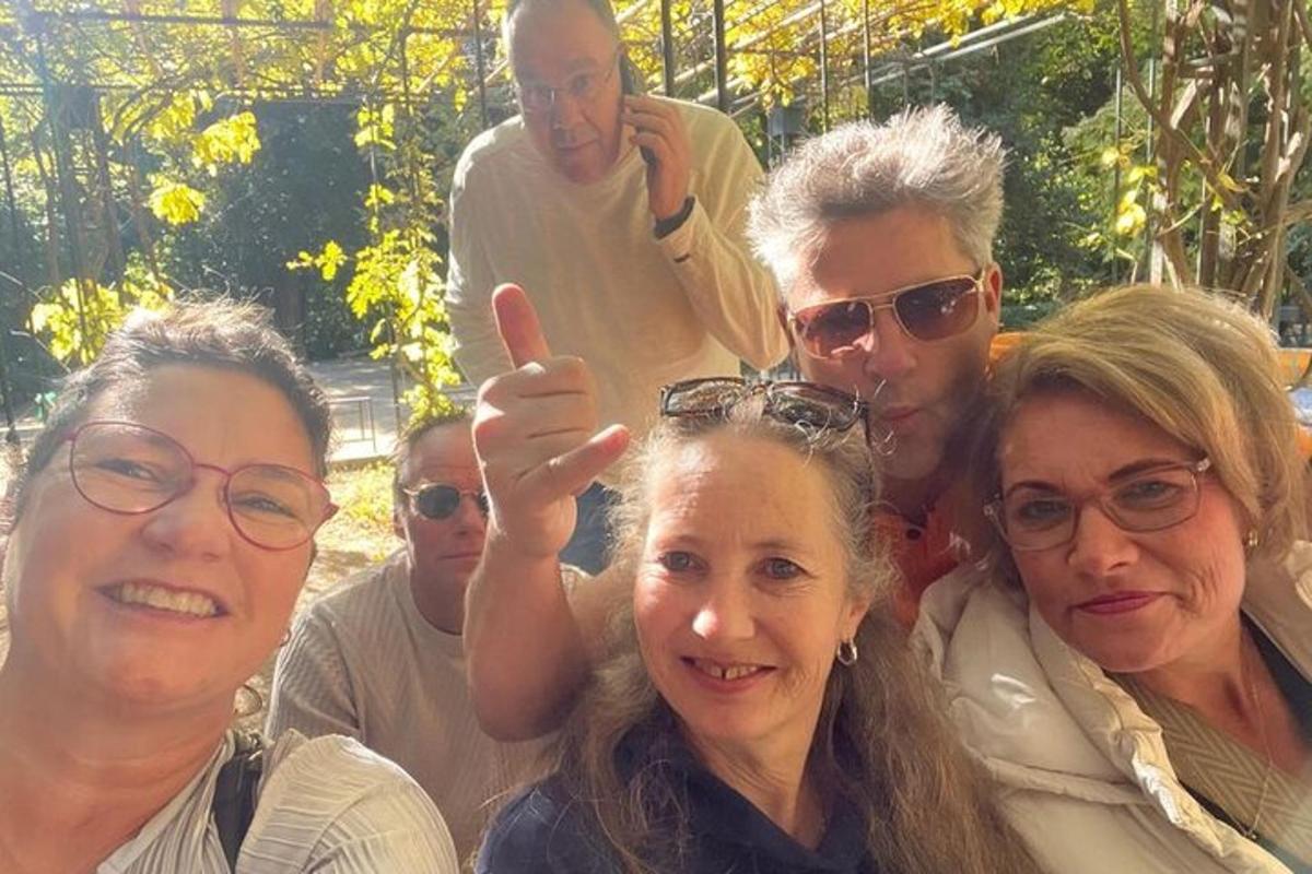 skupina lidí pózujících pro fotografii