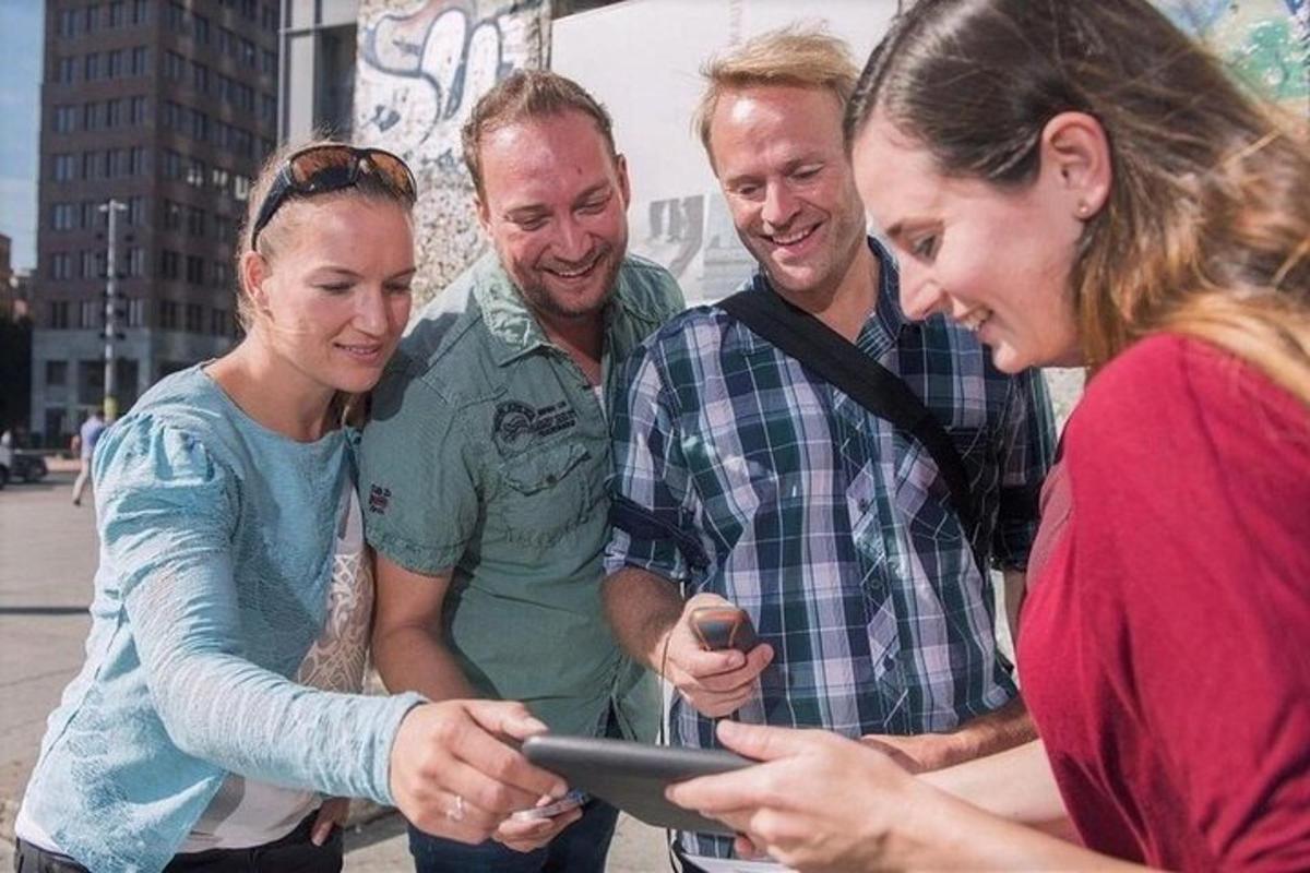 skupina lidí dívajících se na tabletový počítač