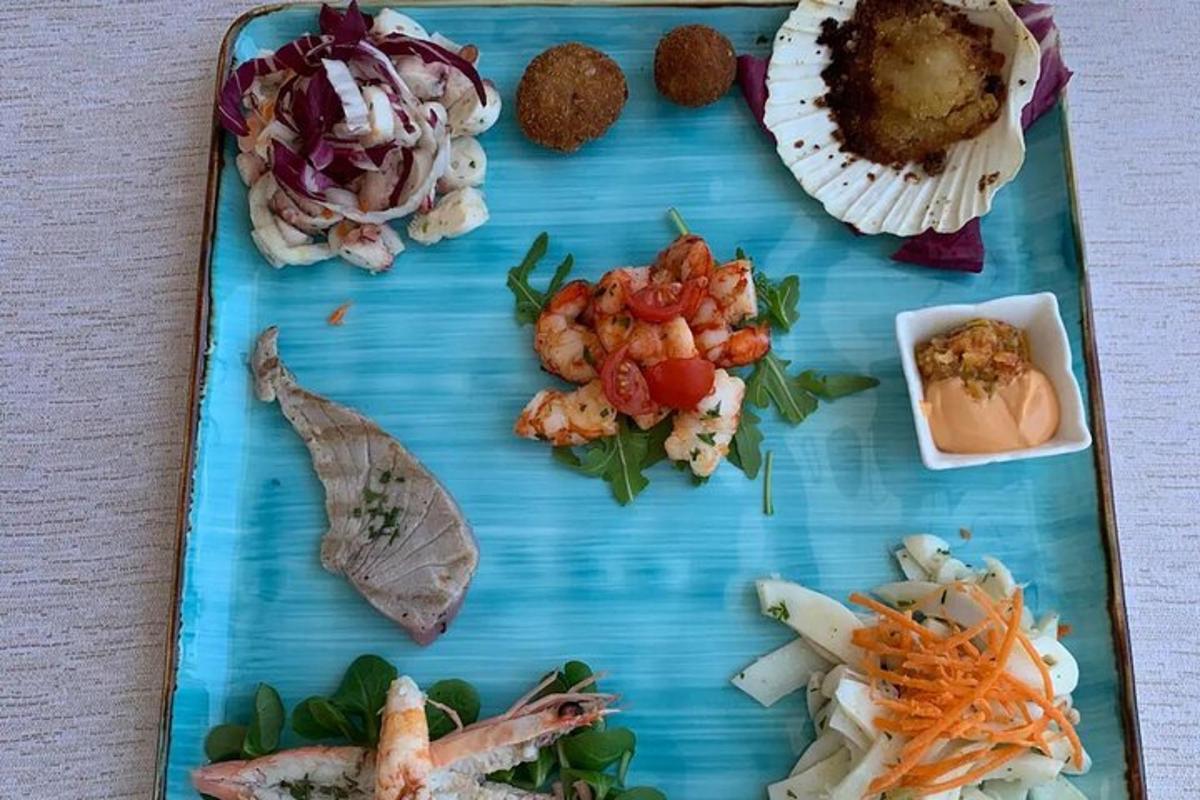 dulang biru dengan pelbagai jenis makanan di atasnya