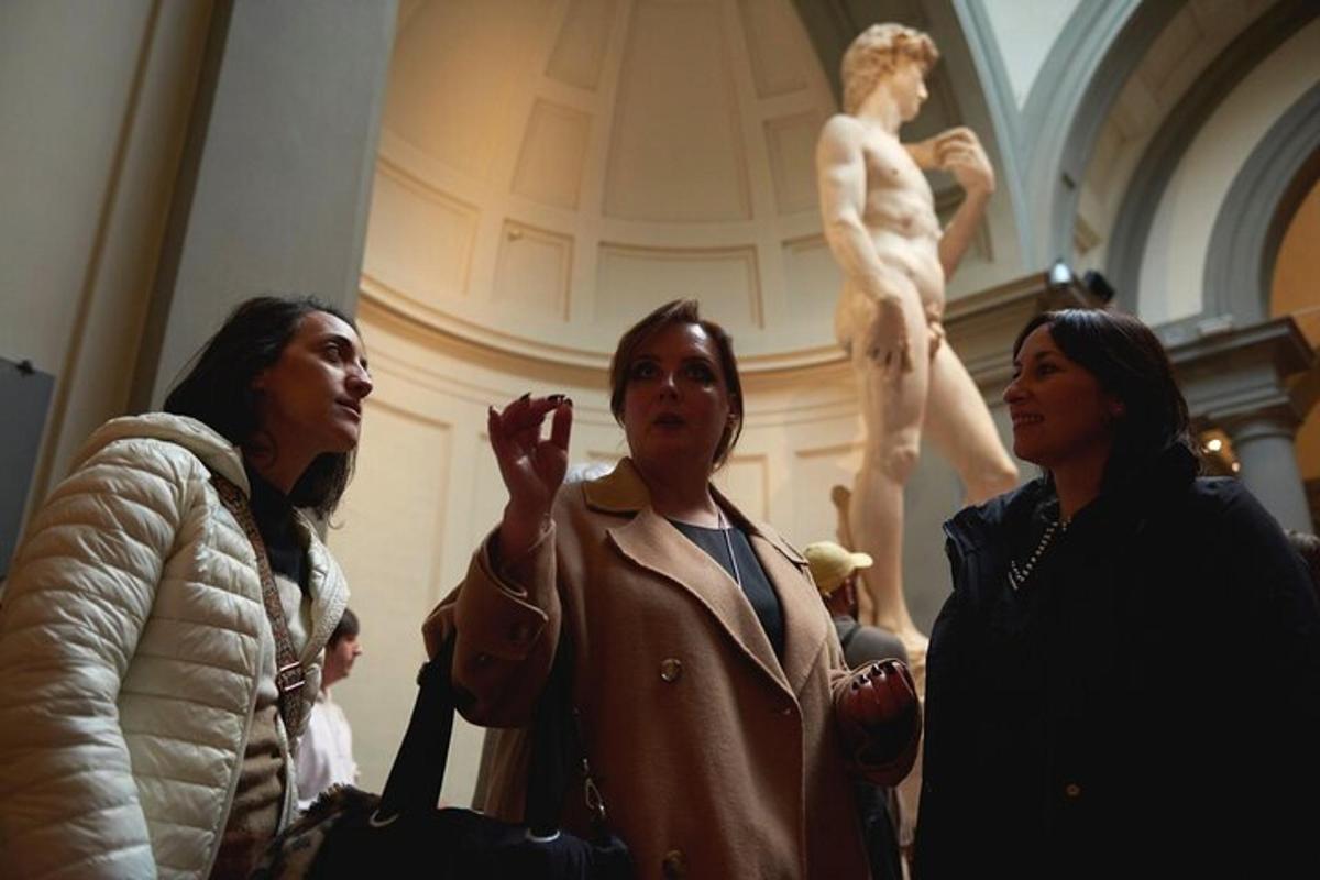 um grupo de pessoas olhando para uma estátua em um museu