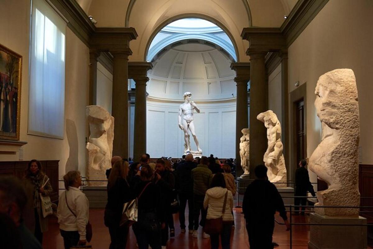 um grupo de pessoas olhando para uma estátua em um museu
