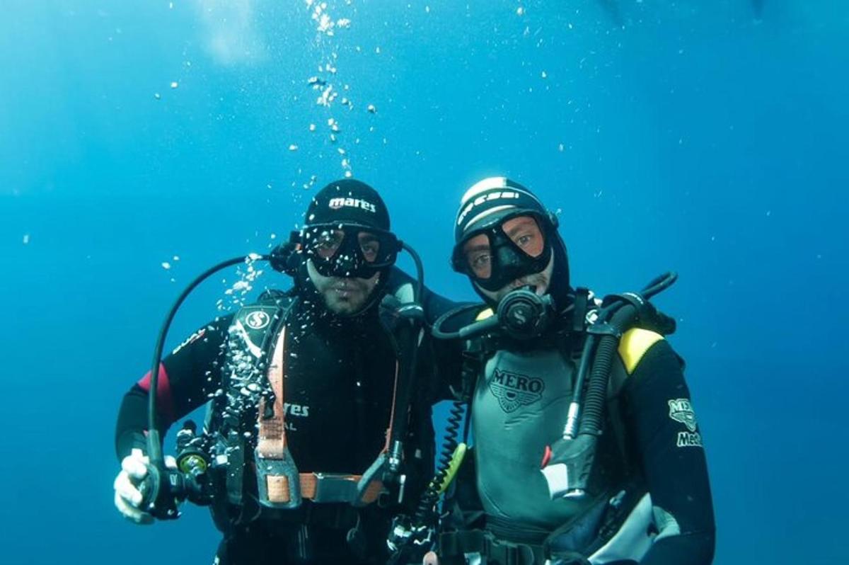due persone in acqua su uno scooter