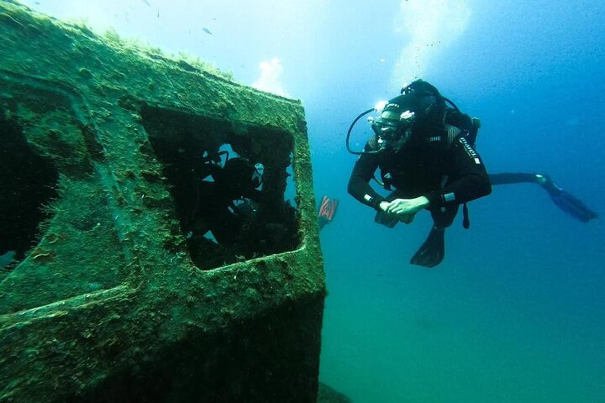un sub in acqua accanto a un muro