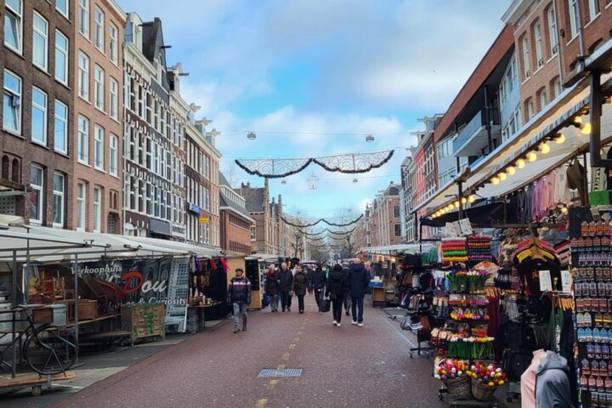 un gruppo di persone che camminano in un mercato di strada