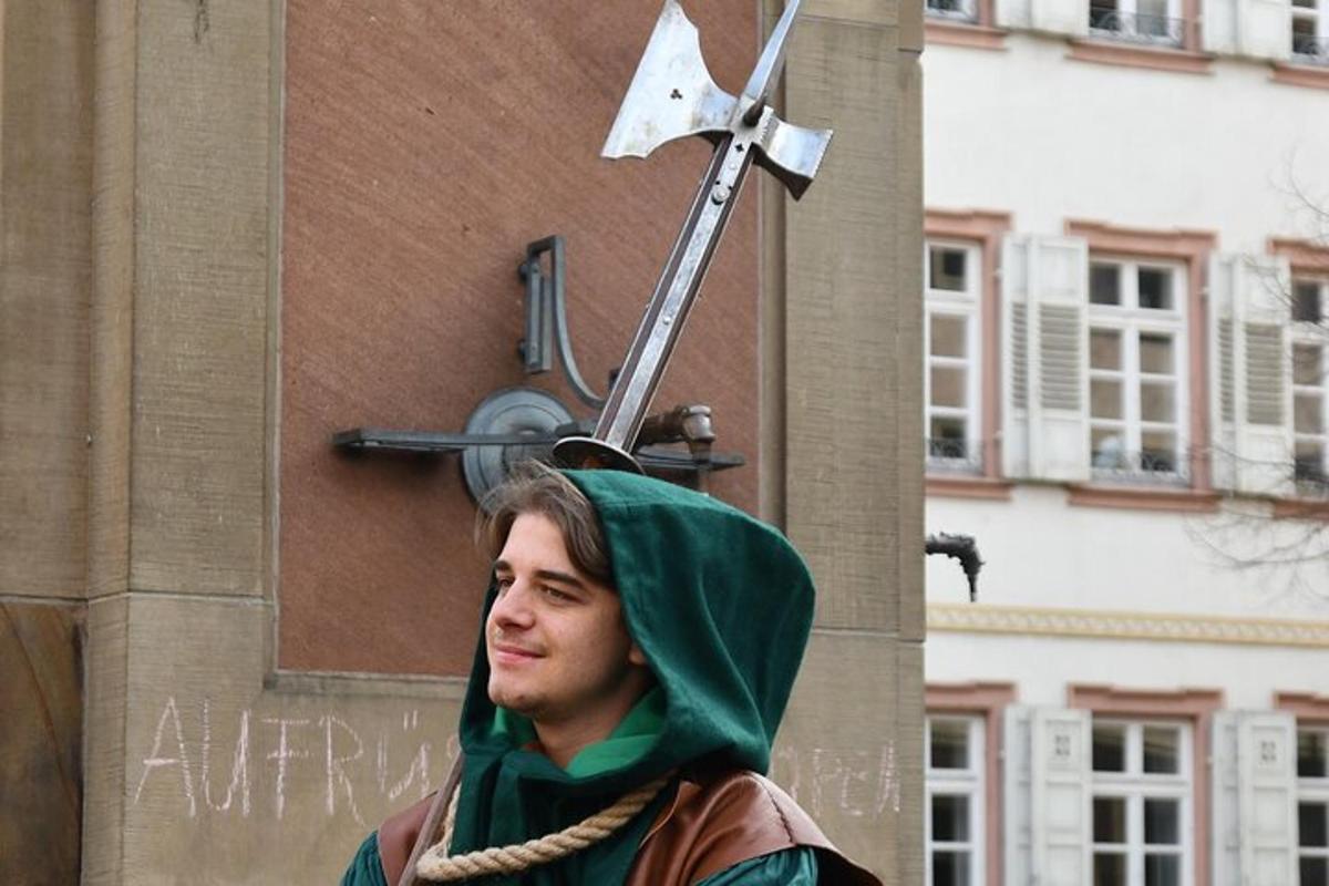 mees, kes kannab rohelist loori, seisab risti ees