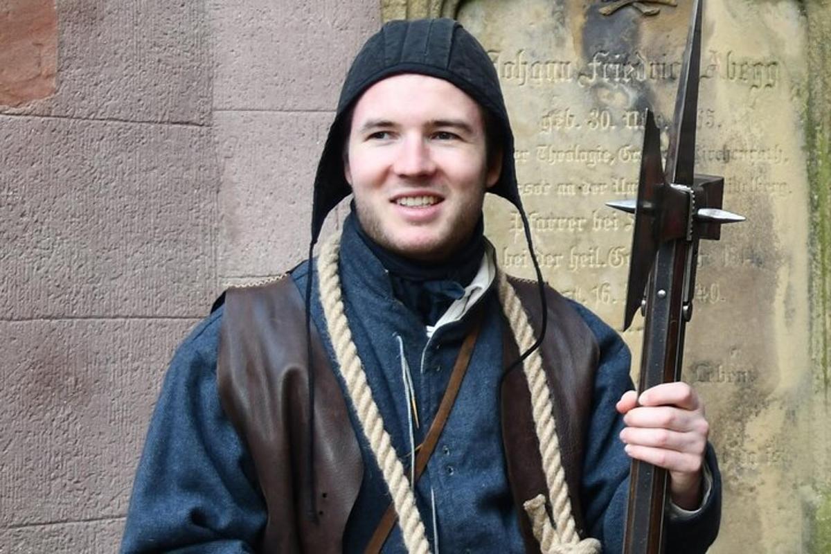 un home amb una pistola davant d'una paret