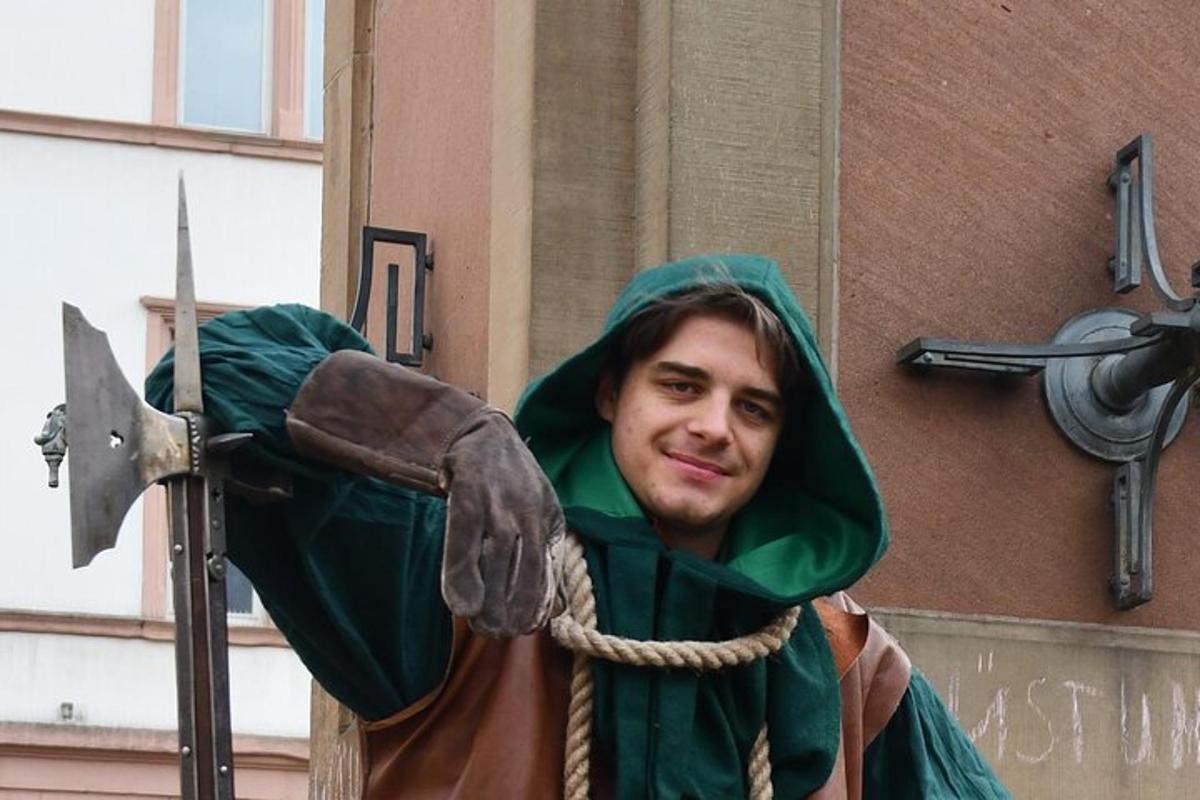 vyras, apsirengęs juokdariu su kardu